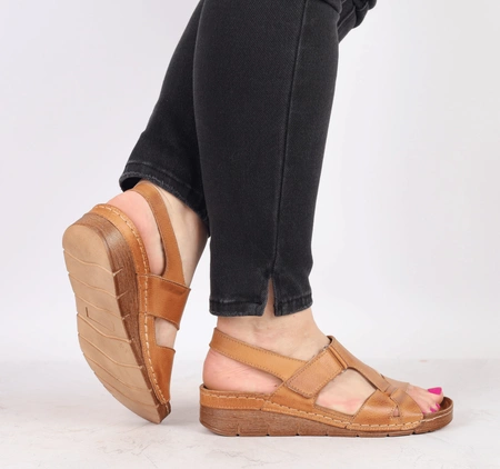 Brązowe skórzane sandały damskie płaskie na rzep Gino Fabiani - Produkt Polski