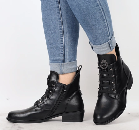 Czarne licowe botki damskie płaskie eleganckie Jezzi model ASA198-21