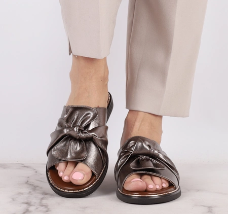 Eleganckie klapki damskie płaskie z ciemną wkładką Jezzi