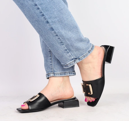 Czarne eleganckie klapki damskie z klamrą na niskim obcasie VINCEZA