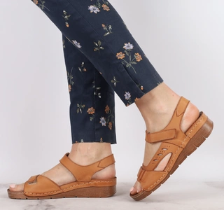 Brązowe sandały na niskiej koturnie ze skóry naturalnej POLSKIE  Gino Fabiani