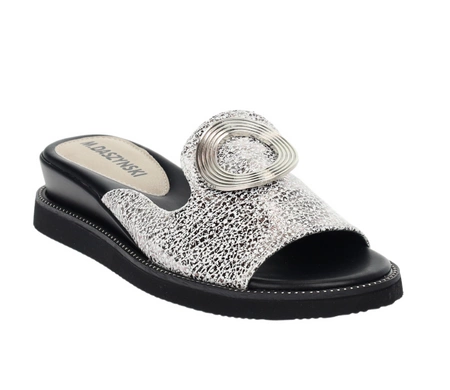 Srebrne eleganckie klapki damskie na niskiej koturnie Daszyński