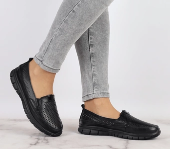 Całe czarne skórzane mokasyny ażurowe na sportowej podeszwieJezzi