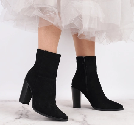 Czarne zamszowe botki na obcasie ze szpiczastym noskiem/czubkiem Jezzi
