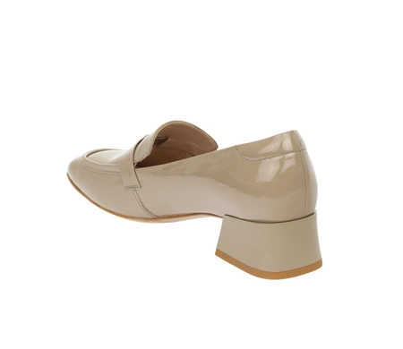 Beżowe lakierowane półbuty damskie skórzane na płaskim obcasie Gino Fabiani