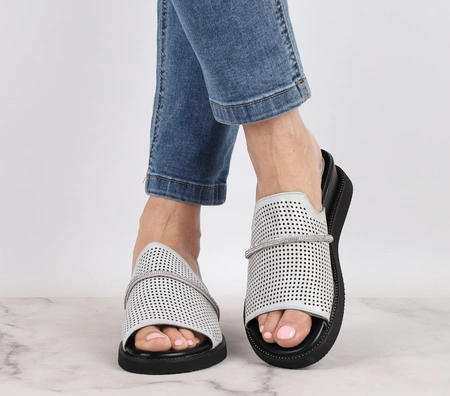 Srebrne eleganckie klapki damskie na niskiej koturnie Jezzi