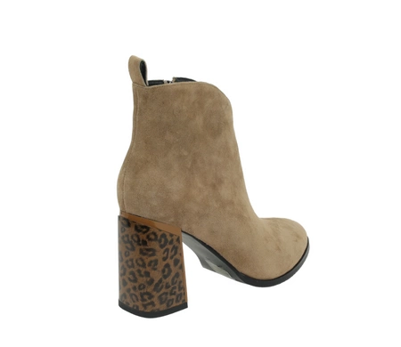 Beżowe zamszowe botki skórzane na wysokim obcasie w panterkę Gino Fabiani