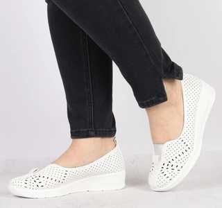 Ażurowe białe czółenka damskie wsuwane półbuty Jezzi Comfort