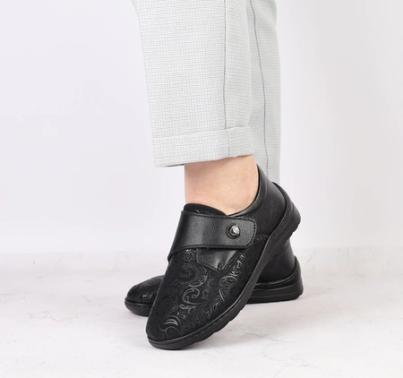 Czarne skórzane buty damskie komfortowe na rzep ortopedyczne na haluksy UNISOFT