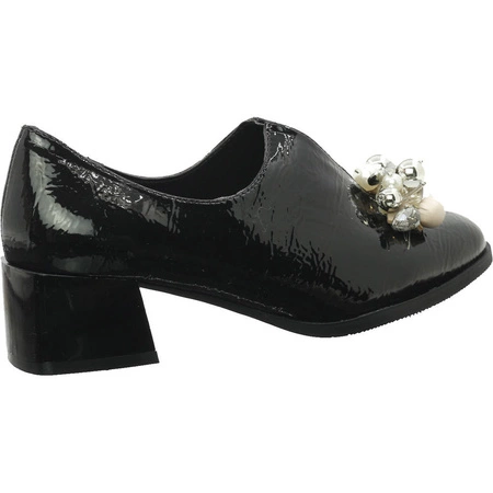 Lakierowane półbuty damskie na obcasie z biżuterią Jezzi