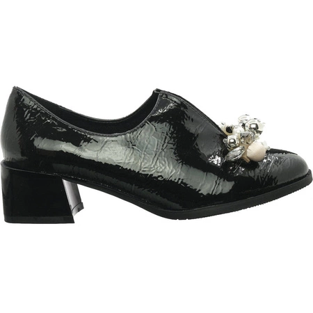 Lakierowane półbuty damskie na obcasie z biżuterią Jezzi