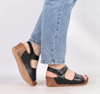 Czarne sandały damskie skórzane na niskiej koturnie szyte w Polsce Gino Fabiani