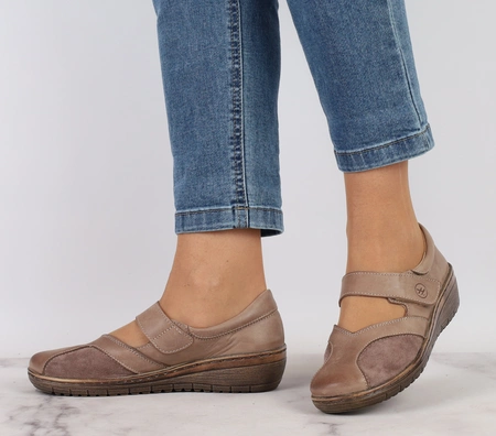 Skórzane czółenka płaskie komfortowe zapinane na rzep Helios model 425