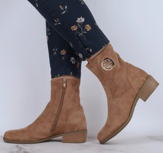 Jasnobrązowe botki zamszowe płaskie komfortowe i eleganckie Jezzi