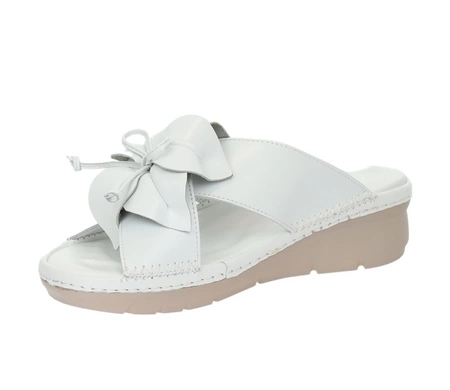 Białe skórzane klapki damskie na niskiej koturnie komfortowe MODO