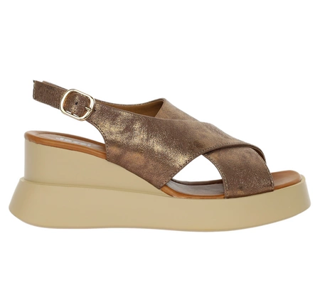 Komfortowe i modne sandały na koturnie i platformie Jezzi