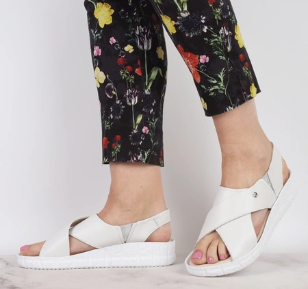 Białe skórzane sandały damskie na komfortowej niskiej koturniePolskie Helios model 132