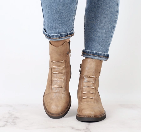 Złote wygodne i eleganckie botki zimowe płaskie na zamek Jezzi