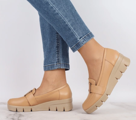 Beżowe półbuty damskie mokasyny licowe z klamrą Jezzi