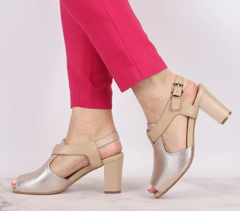 Złote sandały damskie zabudowane na obcasie Jezzi