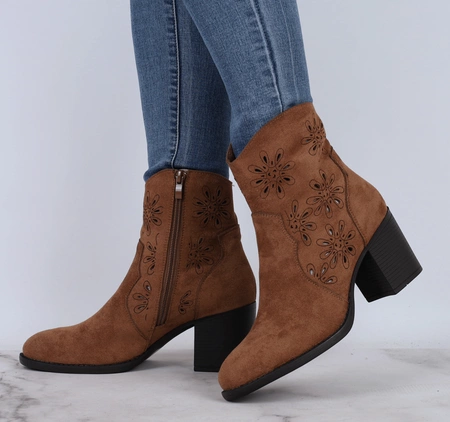 Brązowe czekoladowe zamszowe botki na obcasie z ażurową cholewką Jezzi