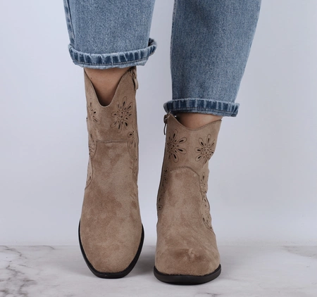 Zamszowe beżowe botki na obcasie z ażurową cholewką Jezzi