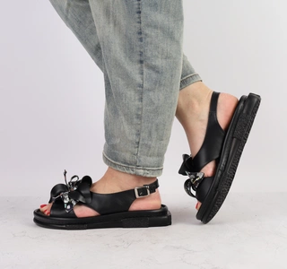 Czarne eleganckie sandały damskie skórzane z kwiatkiem MODO