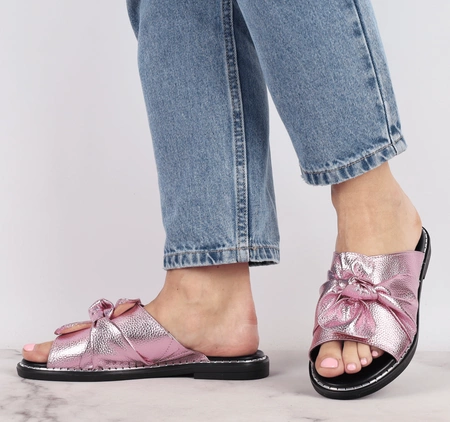 Jasno różowe klapki damskie płaskie z kokardą Jezzi