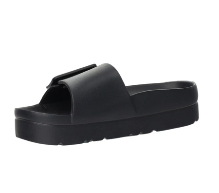 Czarne damskie klapki na platformie na jednym regulowanym pasku NEWS
