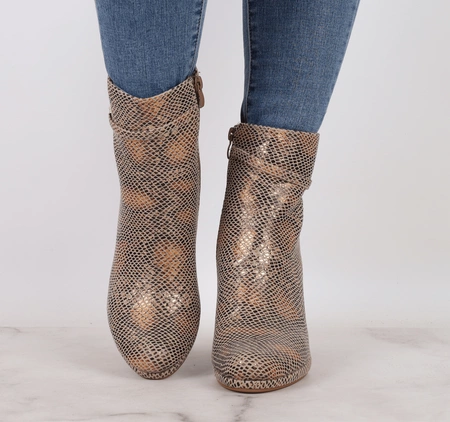 Modne botki damskie zimowe na obcasie i platformie wężowa skóra Daszyński