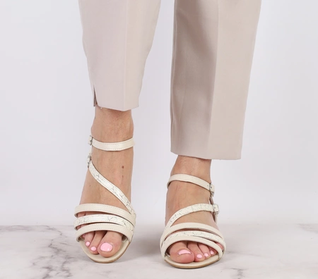 Skórzane sandały damskie na plaskim obcasie w kolorze ecri Polskie Gino Fabiani