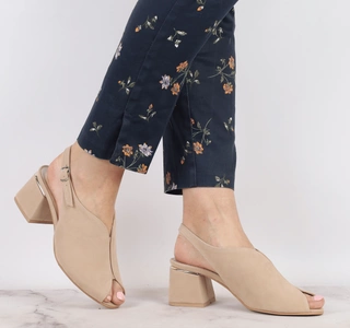 Modne i eleganckie sandały beżowe na obcasie zabudowane AZALI