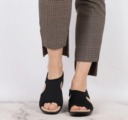 Czarne lekkie płaskie sandały damskie z elastyczną cholewką Jezzi