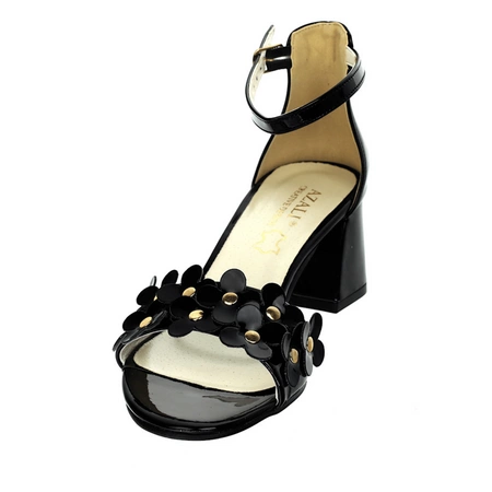 Czarne lakierowane sandały na niskim obcasie z kwiatkami Daisy od Azali