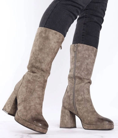 Modne kozaki damskie na klocku w kolorze khaki Jezzi