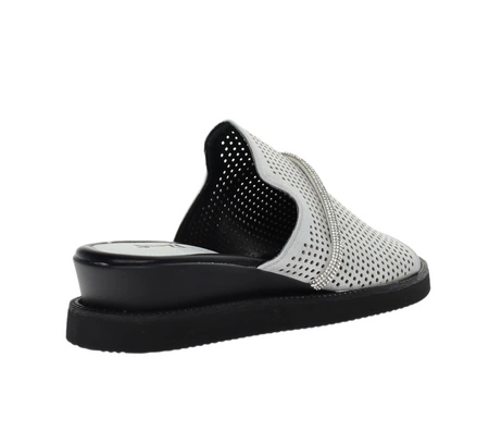 Srebrne eleganckie klapki damskie na niskiej koturnie Jezzi