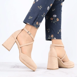 Beżowe zamszowe sandały na klocku z zakrytymi palcami Anna od Azali