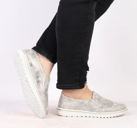 Złote wsuwane półbuty damskie ze skóry naturalnej dziurkowane Jezzi