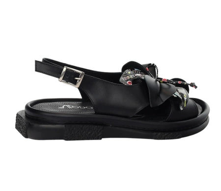 Czarne eleganckie sandały damskie skórzane z kwiatkiem MODO