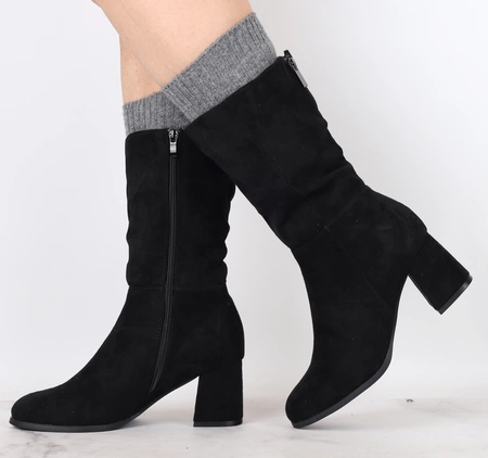 Czarne zamszowe kozaki damskie z szeroką cholewką na średnim obcasie Jezzi