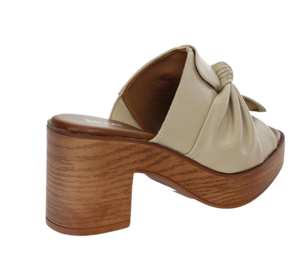 Beżowe klapki damskie z kokardą na drewnianym klocku i platformie Jezzi