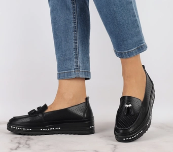 Skórzane ażurowe mokasyny damskie szyte z pomponami  Jezzi