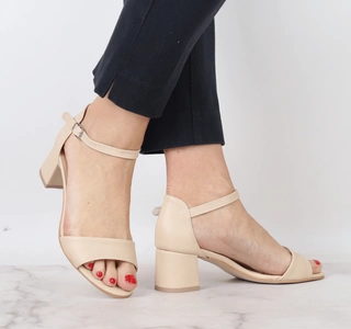 Beżowe sandały damskie na niskim obcasie z zakrytą piętą Azali - Produkt Polski