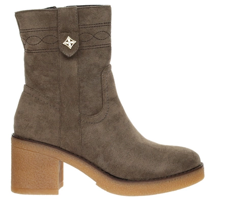 Brązowe czekoladowe ciepłe botki zimowe na kauczukowym obcasie i platformie Jezzi