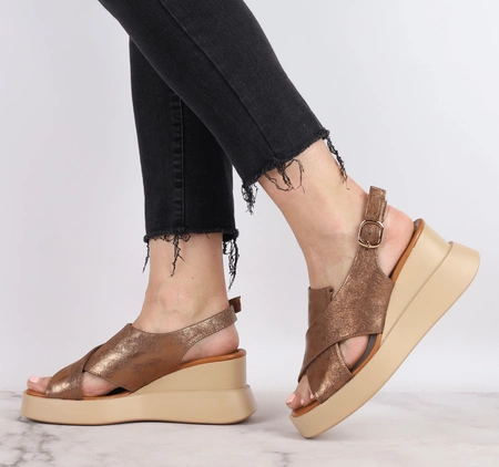 Komfortowe i modne sandały na koturnie i platformie Jezzi