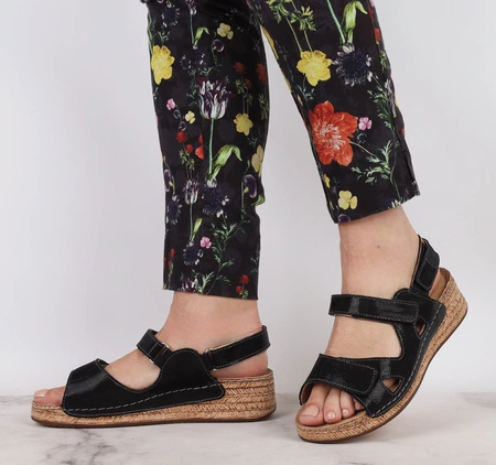 czarne skórzane sandały damskie na rzepy na niskiej słomkowej koturnie HELIOS model 138