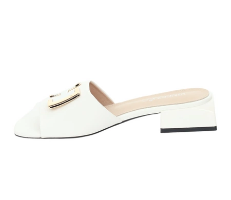 Białe eleganckie klapki damskie na niskim obcasie VINCEZA