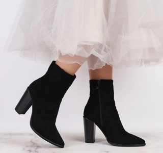 Czarne zamszowe botki na obcasie ze szpiczastym noskiem/czubkiem Jezzi