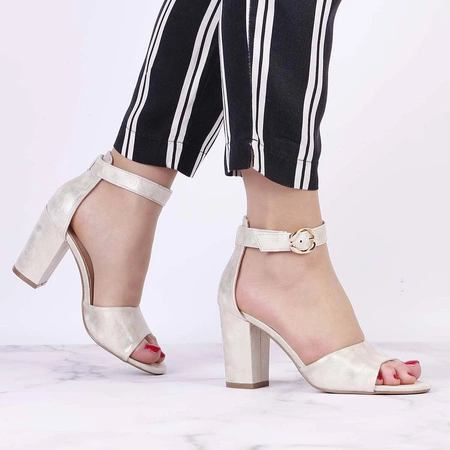 Złote sandały damskie z zakrytą piętą na obcasie Jezzi