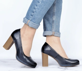 Granatowe czółenka na słupku i platformie Jezzi